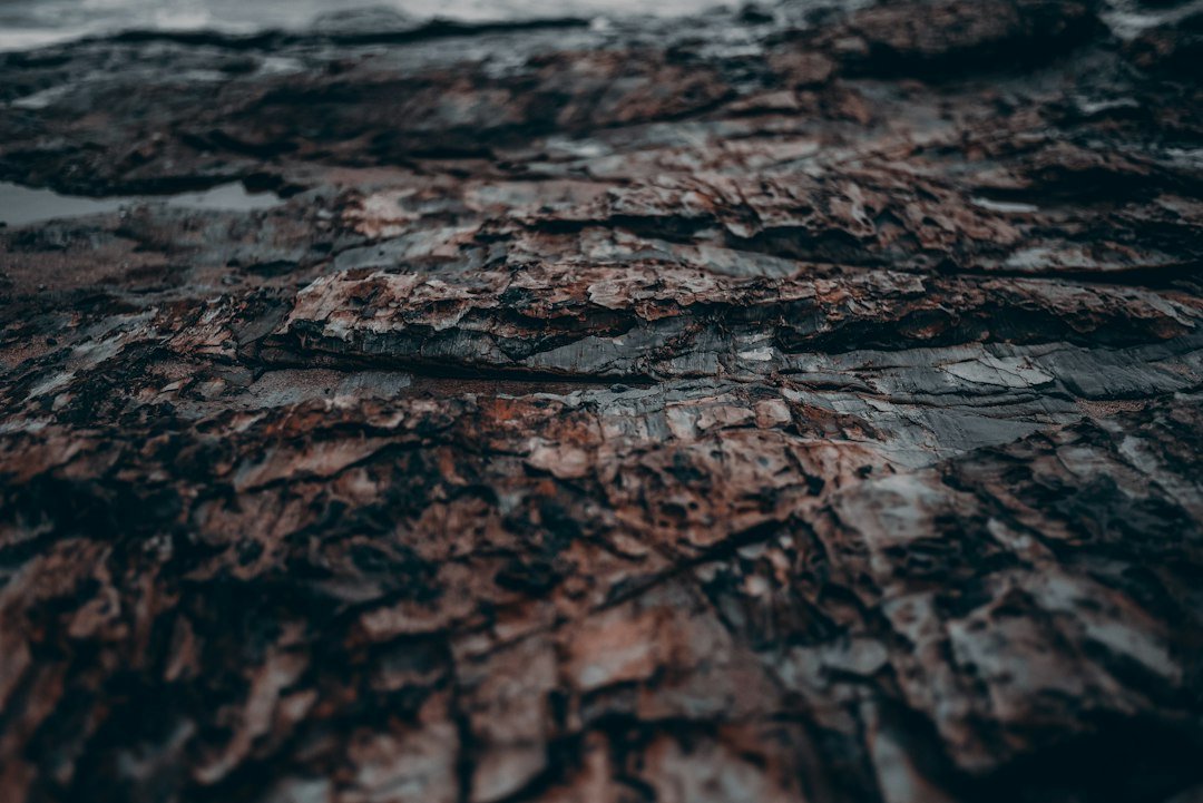 Dark rock texture illustrating the physical characteristics evaluated in ore-sorting studies